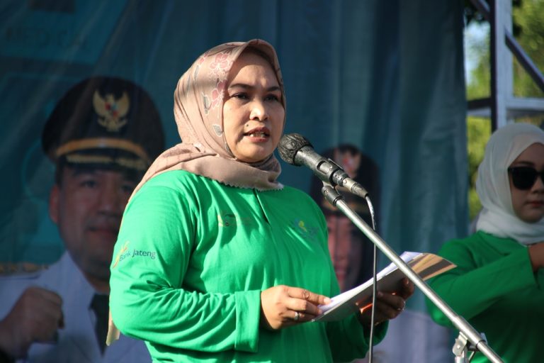 jalan sehat dalam rangka peringatan Hari Kesehatan Nasional