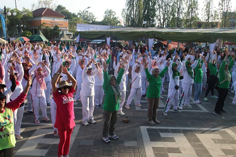 jalan sehat dalam rangka peringatan Hari Kesehatan Nasional