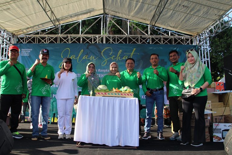 jalan sehat dalam rangka peringatan Hari Kesehatan Nasional