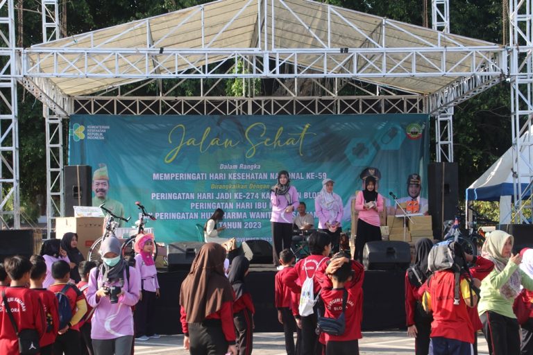 jalan sehat dalam rangka peringatan Hari Kesehatan Nasional
