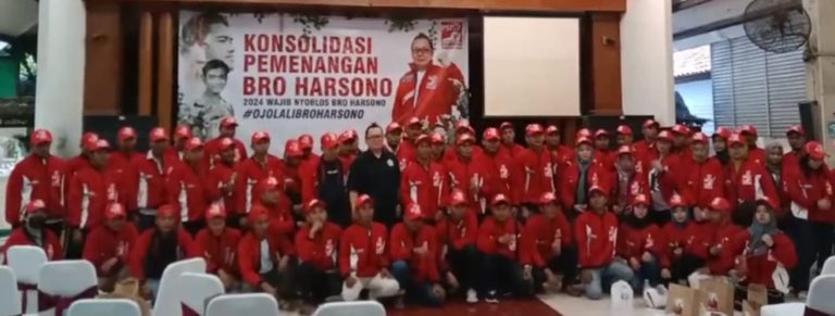 Caleg DPR RI Dapil Jawa Tengah 3, Harsono saat akan memberangkatkan ribuan tim pemenangan dari relawan ke Semarang, Sabtu (9/12/2023).