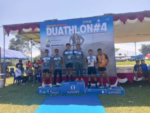 Prajurit Yonif 410/Alugoro saat menerima penghargaan event lomba Duathlon Wonosobo 2023 di Sindoro Sumbing, Wonosobo, Jawa Tengah, Sabtu (17/12/2023).