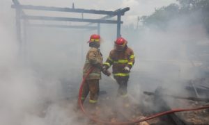 Damkar saat berupaya memadamkan api dua rumah warga di Desa Gempolrejo, Tunjungan Blora yang terbakar, Kamis (11/1/2024).