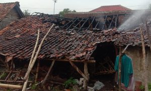 Rumah salah seorang warga di Desa Purwosari, Kecamatan Blora Kabupaten Blora, Jawa Tengah terbakar, pada Senin (15/1/2024) sekira pukul 15.20 WIB.