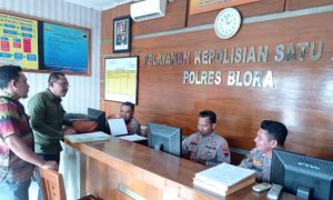 Kades Nglarohgunung didampingi pengacara Sugiarto, SH, MH, saat melaporkan aduan balik ke SPKT Polres Blora, Senin (29/1).