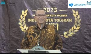 Direktur Evaluasi BPIP, Elfrida Herawati Siregar saat menyerahkan sertifikat penghargaan IKT 2023 kepada Kesbangpol Kota Semarang, di Jakarta, Selasa (30/1/2024).