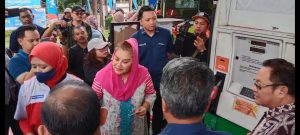Wali Kota Semarang, Hevearita Gunaryanti Rahayu saat meresmikan pemakaian kartu RFID (Radio Frequency Identification) Pertamina di SPBU Sultan Agung, Jalan Sisingamangaraja, Kaliwiru, Candisari, Kota Semarang, Jumat 5 Januari 2024.