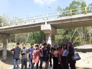 Pelajar SMP Kristen Blora saat mengeksplore Sungai Lusi Blora.