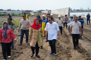 Wali Kota Semarang, Hevearita Gunaryanti Rahayu bersama anggota DPR RI, Mochamad Herviano Widyatama saat meninjau proses pembangunan tanggul laut di Semarang Utara, Jumat (12/1/2024).