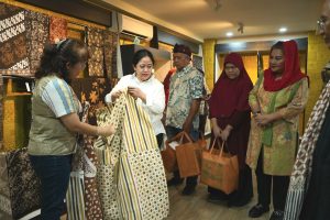 Ketua DPR RI Puan Maharani saat mengunjungi Sentra Batik Warna Alam Malon Gunungpati, Kota Semarang, Jumat (12/1/2024).