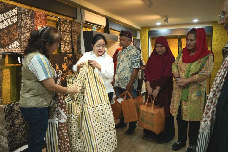 Ketua DPR RI Puan Maharani saat mengunjungi Sentra Batik Warna Alam Malon Gunungpati, Kota Semarang, Jumat (12/1/2024).