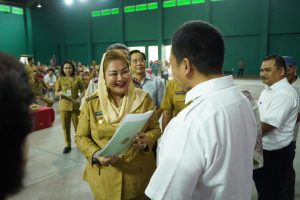 Wali Kota Semarang, Hevearita Gunaryanti Rahayu menyerahkan 579 sertifikat program PTSL yang akan diberikan kepada warga, Senin (15/1/2024).