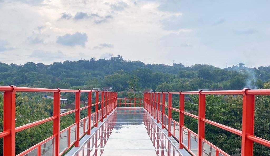 Wisata Jembatan Kaca di Tinjomoyo, Kecamatan Banyumanik, Kota Semarang, Kamis (18/1/2024).
