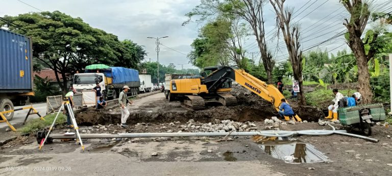 BBPJN Jateng-DIY melakukan penggantian box cross drain di ruas Jalan Walisongo KM 13+100, Kelurahan Randugarut, Kecamatan Tugu, Jumat (19/1).