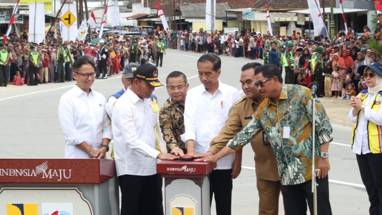 Presiden RI Joko Widodo (Jokowi) meresmikan sejumlah pembangunan jalan daerah melalui anggaran Inpres jalan di Blora, Selasa (23/1/2024).