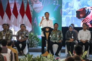 Presiden Joko Widodo saat memberikan sambutan didepan ribuan peserta Jaminan Kesehatan Nasional-Kartu Indonesia Sehat (JKN-KIS) di Gedung Larasati, Kec. Blora.