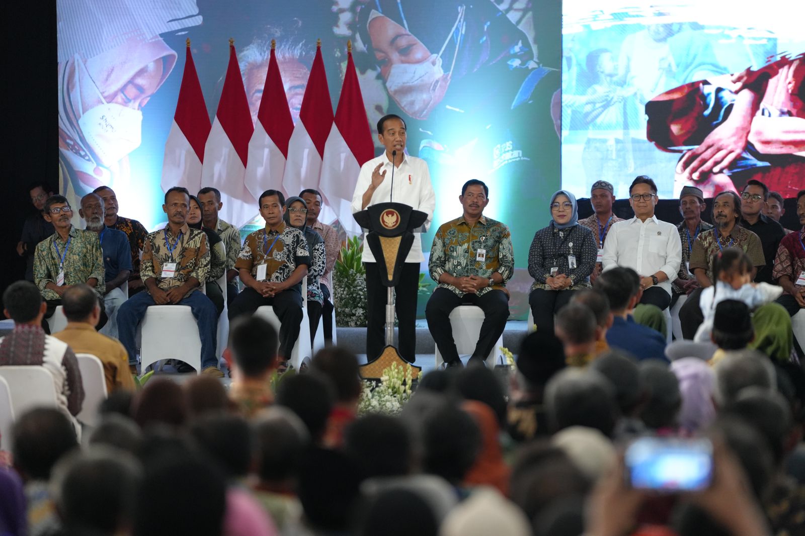 Presiden Jokowi saat bersama ribuan peserta JKN di Gor Mustika Blora, Selasa (23/1/2024).