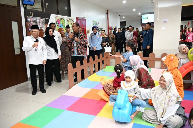 Wakil Presiden (Wapres) RI, Ma'ruf Amin saat meninjau pelayanan di Rumah Sakit Umum Daerah (RSUD) KRMT Wongsonegoro Kota Semarang, Jumat (26/1/2024).