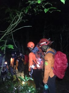 Tim Sar gabungan saat mengevakuasi korban di Gunung Muria, Kudus.