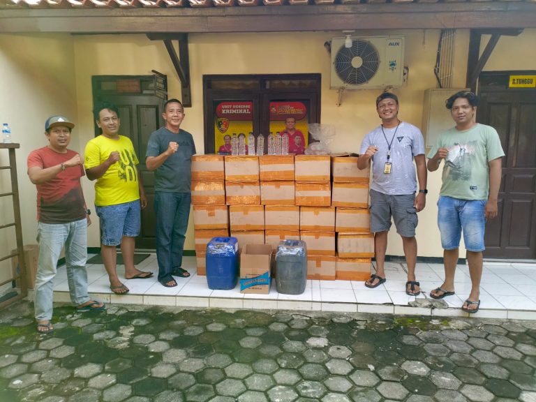 Anggota Polresta Pati berhasil ungkap ribuan botol miras dari sebuah truk di Jalan Juana - Pati, Senin (29/1/2024).