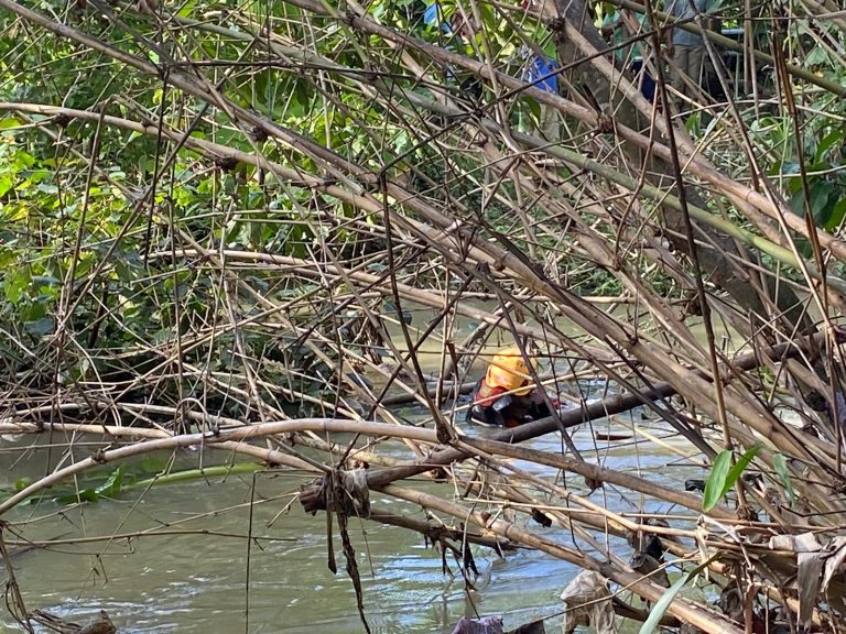 Tim Sar gabungan saat mencari keberadaan bayi 2,5 tahun di sungai Petarukan, Pemalang, Senin (29/1/2024).