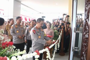 Wakapolri, Komjen Pol Drs. Agus Andrianto potong pita peresmian RS Bhayangkara Blora, pada Selasa (30/1/2024).