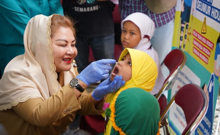 Wali Kota, Hevearita Gunaryanti Rahayu saat memberikan vaksin polio.