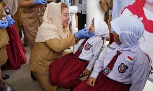 Wali Kota, Hevearita Gunaryanti Rahayu saat memberikan vaksin polio.