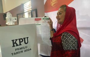 Wali Kota Semarang, Hevearita Gunaryanti Rahayu saat meninjau pelaksanaan simulai pemilihan dan penghitungan suara, Kecamatan Gayamsari, Semarang, Minggu (28/1).