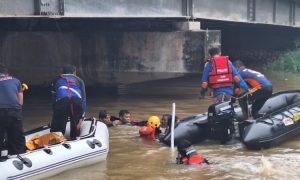 Tim Sar gabungan saat mengevakuasi korban di Sungai Loji, Pekalongan, Jumat (2/2/2024).
