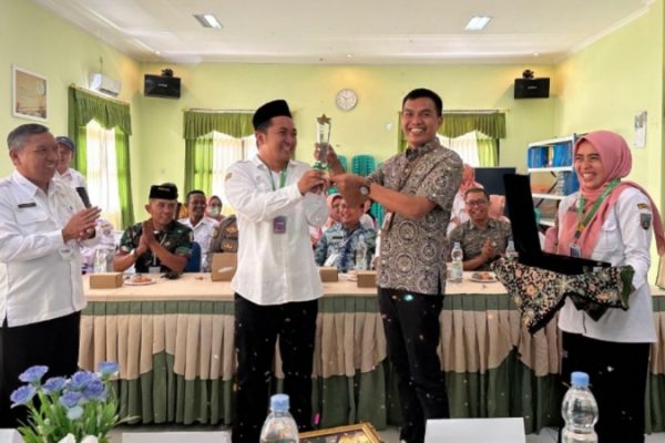 Kepala BPJS Kesehatan Kantor Cabang Pati Wahyu Giyanto saat memberikan penghargaan juara 1 Nasional Pemanfaatan Antrean Online Terbaik kepada Kepala Puskesmas Pancur Rembang, dr. Samsul Anwar.