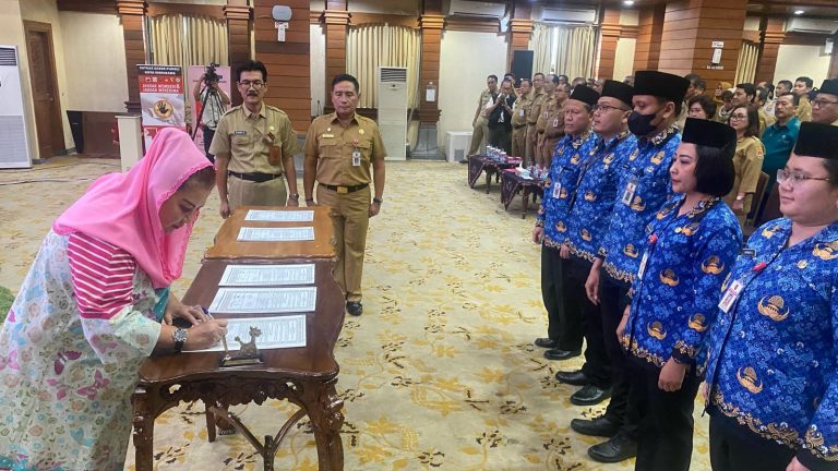 Wali Kota Semarang, Hevearita Gunaryanti Rahayu melantik ratusan Aparatur Sipil Negara (ASN) baru dan pejabat struktural di lingkungan Pemerintah Kota (Pemkot) Semarang pada Senin (5/2/2024).