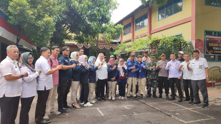 Wali Kota Semarang, Hevearita Gunaryanti Rahayu saat meninjau gudang logistik pemilu di Semarang Barat, Rabu 7/2/2024).