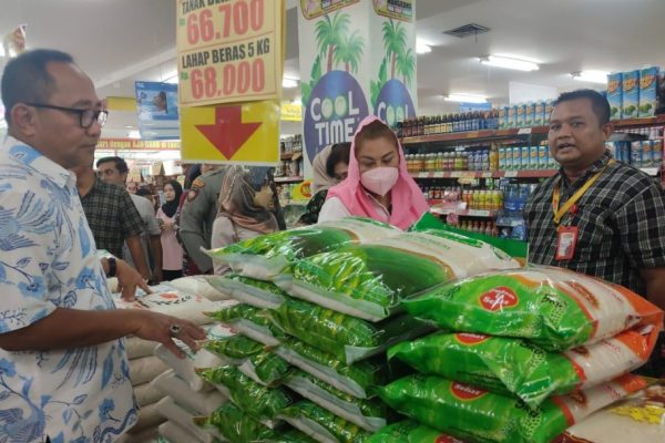 Wali Kota Semarang, Hevearita Gunaryanti Rahayu saat mengecek harga beras baru baru ini