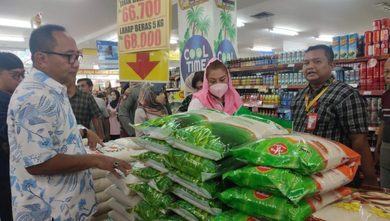 Wali Kota Semarang, Hevearita Gunaryanti Rahayu saat mengecek harga beras baru baru ini