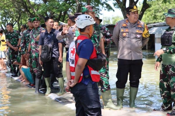 Kapolres Demak AKBP Muhammad Purbaya saat meninjau korban terdampak banjir di Kecamatan Karanganyar, Jumat (9/2/2024).