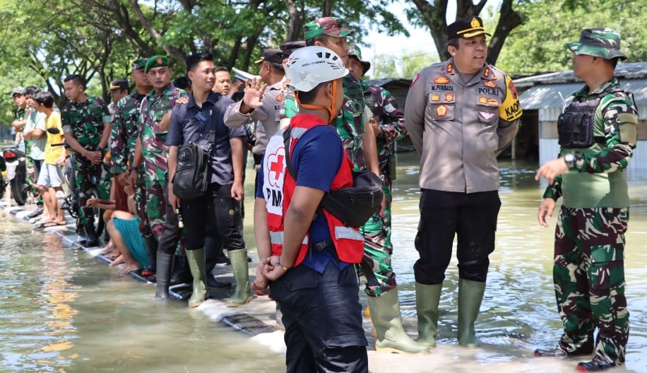 Kapolres Demak AKBP Muhammad Purbaya saat meninjau korban terdampak banjir di Kecamatan Karanganyar, Jumat (9/2/2024).