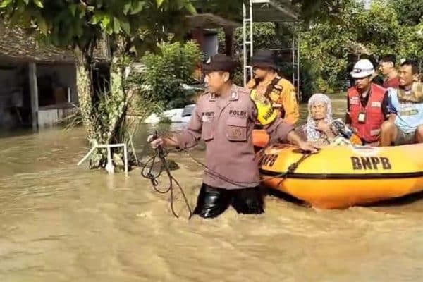 Petugas gabungan saat mengevakuasi korban banjir di Demak, beberapa hari lalu.
