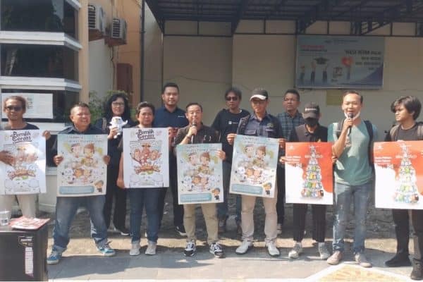 PWI dan KPU Blora saat aksi di Jalan Pemuda Blora, Selasa (14/2/2024).