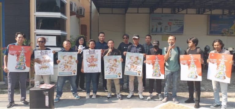 PWI dan KPU Blora saat aksi di Jalan Pemuda Blora, Selasa (14/2/2024).