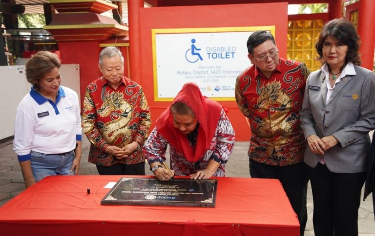 Wali Kota Semarang, Hevearita Gunaryanti Rahayu saat meresmikan ramah disabilitas di Sam Poo Komg, Semarang, Kamis (22/2/2024).