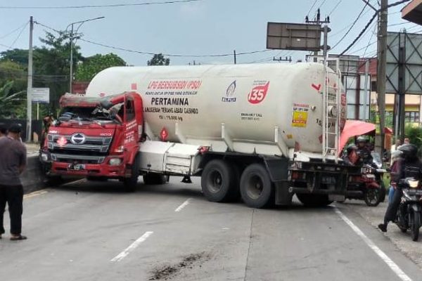 menurut keterangan sopir truk tangki LPG dengan Nopol AD 8032 FB Sukasno (39 Th) warga Kab. Sukoharjo