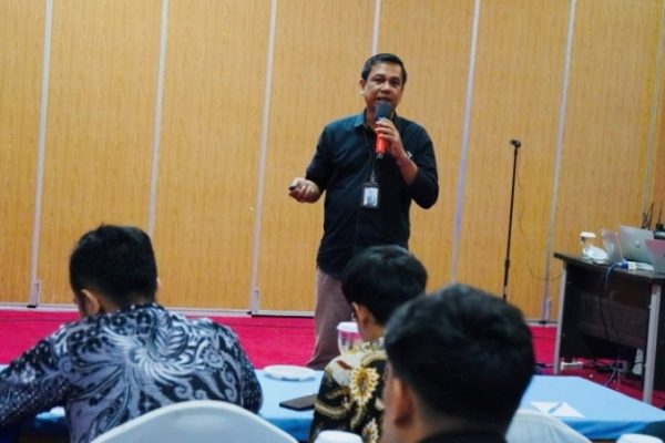 IT RSUD Soewondo, Najnoel (28) saat memaparkan teknologi dan sistem Digitalisasi Bridging e-Farmasi, dan Smart Klaim yang dikembangkan oleh BPJS Kesehatan, Rabu (6/3/2024).