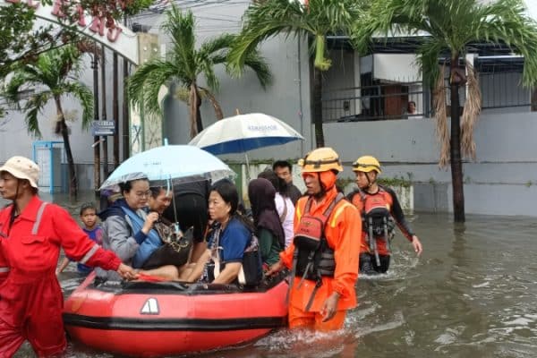 Tim Sar gabungan saat mengevakuasi warga terdampak banjir di Semarang, baru-baru ini.