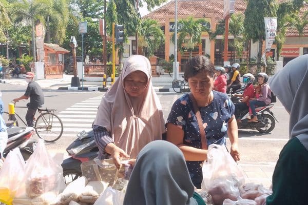 Ditengah meningkatnya harga pokok jelang perayaan Idul Fitri 1445 H/2024, Perumda BPR Bank Blora Artha hadir untuk memenuhi kebutuhan masyarakat, bazar sembako murah dalam rangka program BUMD Peduli Inflasi berbagai paket sembako disediakan, Jumat (29/3/2024) pukul 09.00 WIB hingga selesai di Jl. Pemuda No.12, Kelurahan Mlangsen, Kec/Kab Blora, Jawa Tengah.