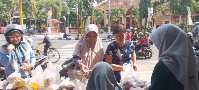 Ditengah meningkatnya harga pokok jelang perayaan Idul Fitri 1445 H/2024, Perumda BPR Bank Blora Artha hadir untuk memenuhi kebutuhan masyarakat, bazar sembako murah dalam rangka program BUMD Peduli Inflasi berbagai paket sembako disediakan, Jumat (29/3/2024) pukul 09.00 WIB hingga selesai di Jl. Pemuda No.12, Kelurahan Mlangsen, Kec/Kab Blora, Jawa Tengah.