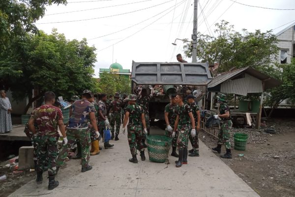 Ratusan personel dari Batalyon Infanteri 410/Alugoro saat membantu proses pembersihan pasca banjir di Demak, Sabtu (2/3/2024).