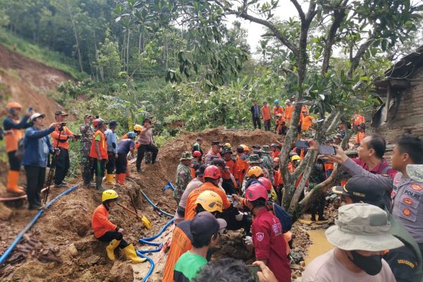 Tebing Longsor Setinggi 35 Meter di Sragen, Tiga Tewas Satu Selamat
