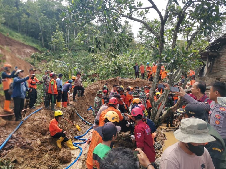 Tebing Longsor Setinggi 35 Meter di Sragen, Tiga Tewas Satu Selamat