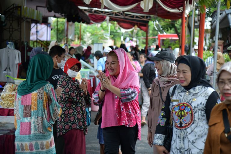 Wali Kota Semarang, Hevearita Gunaryanti Rahayu saat di Vihara Mahabodhi, Jalan Seroja Timur, Kota Semarang, Minggu (10/3).